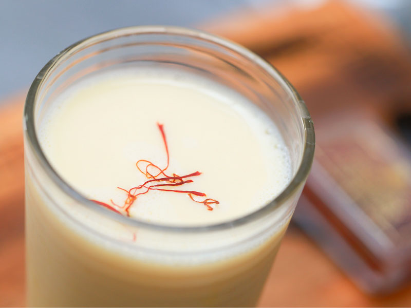 Uống sữa với Saffron giúp tăng cân